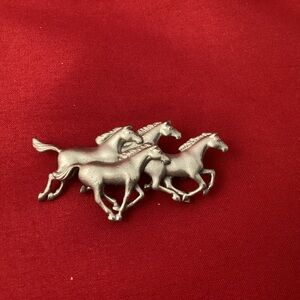 Silver tone pewter Fable horses riding brooch